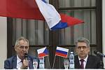 Prezident Miloš Zeman (vlevo) a ruský velvyslanec v České republice Alexandr Zmejevskij na recepci u příležitosti oslav výročí konce druhé světové války, která se konala 9. května 2019 na ruském velvyslanectví v Praze.