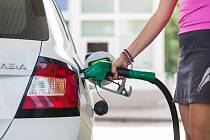 Spotřební daň na benzin se vrátí na původní výši. Na naftu zatím zůstane daň snížená.