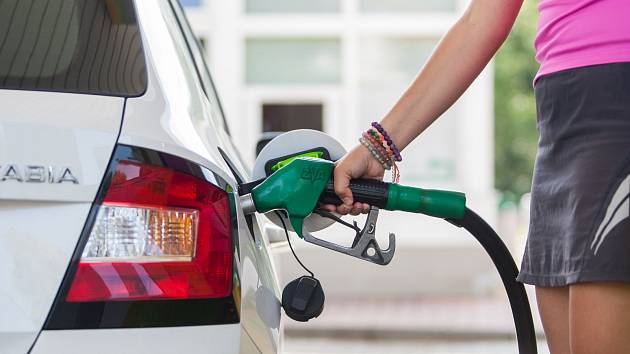 Spotřební daň na benzin se vrátí na původní výši. Na naftu zatím zůstane daň snížená.