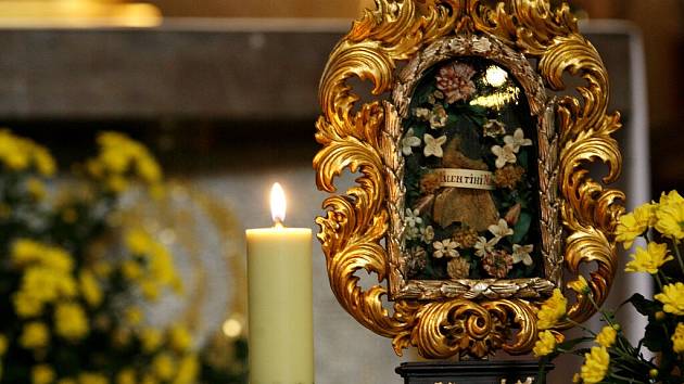 Relikviář s lopatkou svatého Valentýna, vystavený v bazilice svatého Petra a Pavla. V den svátku tohoto světce jej Královská kolegiátní kapitula Vyšehrad vystavuje před oltářem