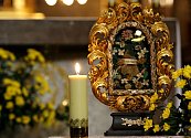 Relikviář s lopatkou svatého Valentýna, vystavený v bazilice svatého Petra a Pavla. V den svátku tohoto světce jej Královská kolegiátní kapitula Vyšehrad vystavuje před oltářem