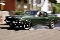 Ford Mustang ve filmu Bullittův případ.