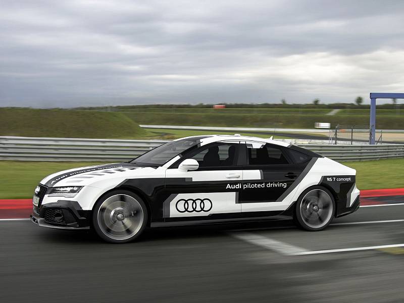 Audi pustilo na závodní okruh model RS 7 bez řidiče.