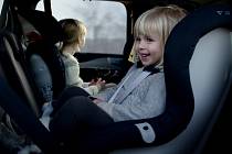 Automobilka Volvo představila vlastní dětské autosedačky.