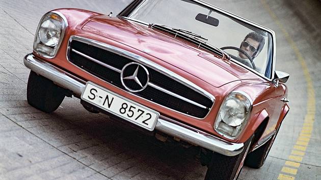 Dvoumístný kabriolet Mercedes 230 SL má přezdívku Pagoda. Vyráběl se v letech 1963 až 1971.