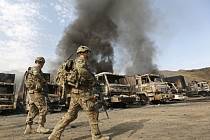 Trojice bojovníků z hnutí Taliban zničila při dnešním bombovém útoku na stanoviště NATO v Afghánistánu 37 nákladních vozidel se zásobami.