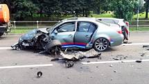 Co se stalo tomuto BMW M5, to bohužel nevíme. Jisté ale je, že levá přední čtvrtina vozu byla prakticky zdemolována.