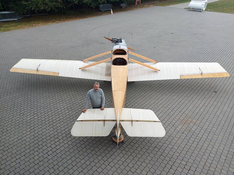 Replika letounu Avia BH-1 se svým tvůrcem Marcelem Sezemským