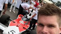 Testovací jezdec McLarenu pro sezonu 2018 Ruby van Buren na goodwoodském festivalu