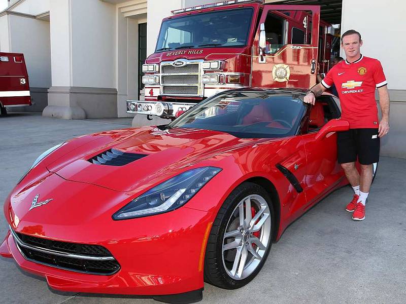 Wayne Rooney pózuje s novou generací Chevroletu Corvette.