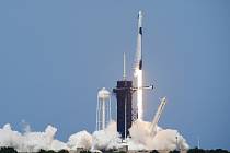 Raketa společnosti SpaceX Falcon 9 startuje z floridského mysu Canaveral. K Mezinárodní vesmírné stanici vynese astronauty NASA Douga Hurleyho and Boba Behnkena v lodi Crew Dragon