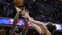 Basketbalista Washingtnu Emeka Okafor (vlevo) se prosazuje proti Chicagu.