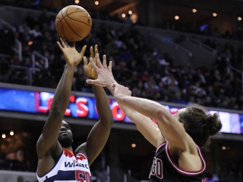 Basketbalista Washingtnu Emeka Okafor (vlevo) se prosazuje proti Chicagu.