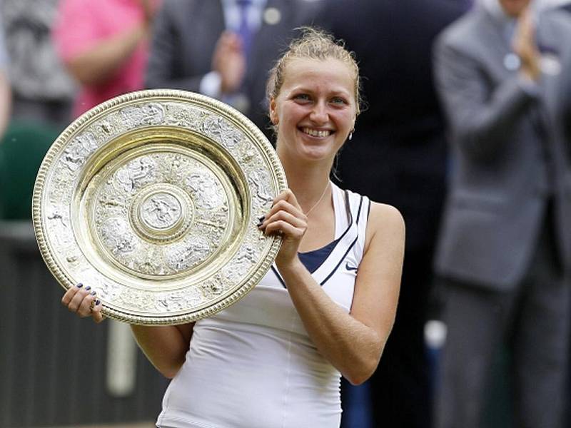 Petra Kvitová s trofejí pro wimbledonskou šampionku.