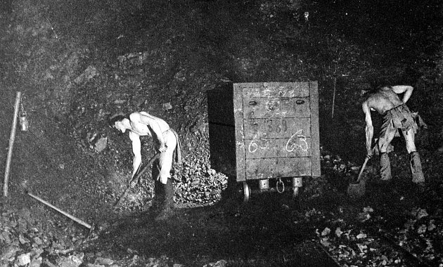 Horníci při práci v hnědouhelném hlubinném dole, někdy ve 30.letech minulého století.
