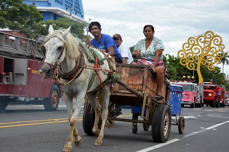 SYMBIÓZA SVETOV. V krajinách ako Nikaragua je bežné vidieť na ceste vedľa seba konský povoz s Mercedesom.