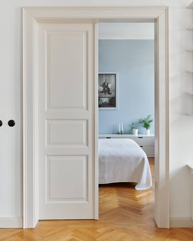 Při renovaci se do měšťanského bytu vrátily tradiční prvky. Dveře jsou sice nové, ale vyrobené na míru v klasickém stylu, který odpovídá stáří domu.