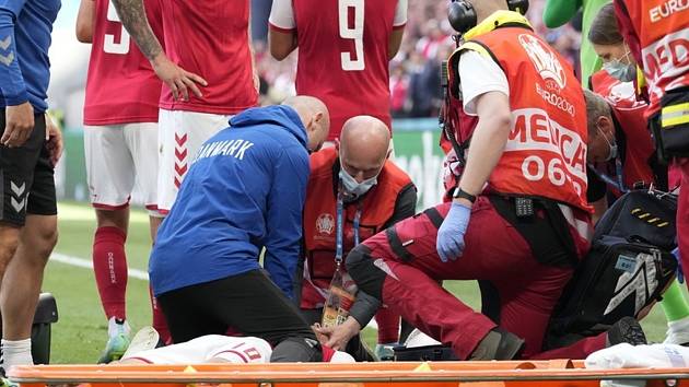 Záchranáři se snaží oživit dánského fotbalistu Christiana Eriksena, kterého postihl kolaps během utkání s Finskem.