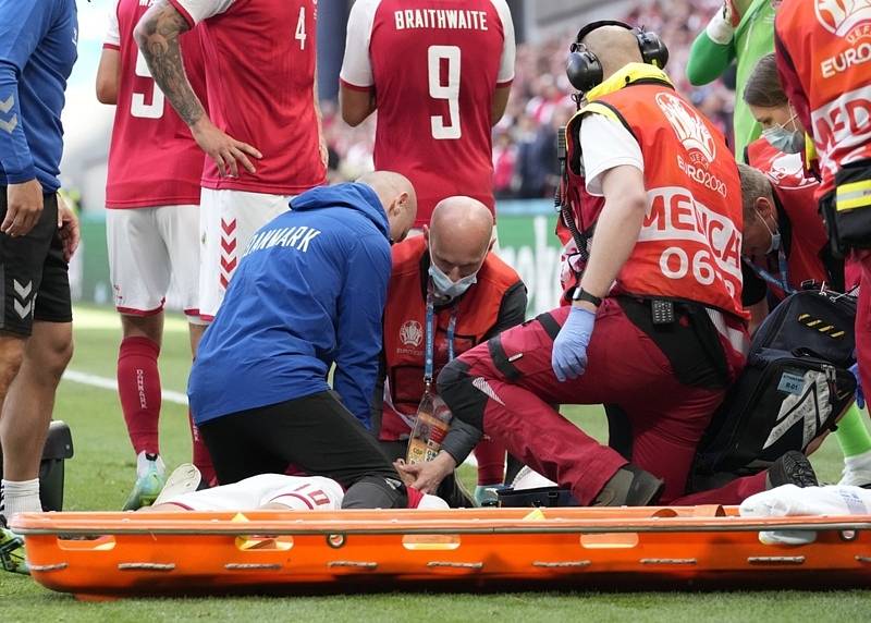 Záchranáři se snaží oživit dánského fotbalistu Christiana Eriksena, kterého postihl kolaps během utkání s Finskem.