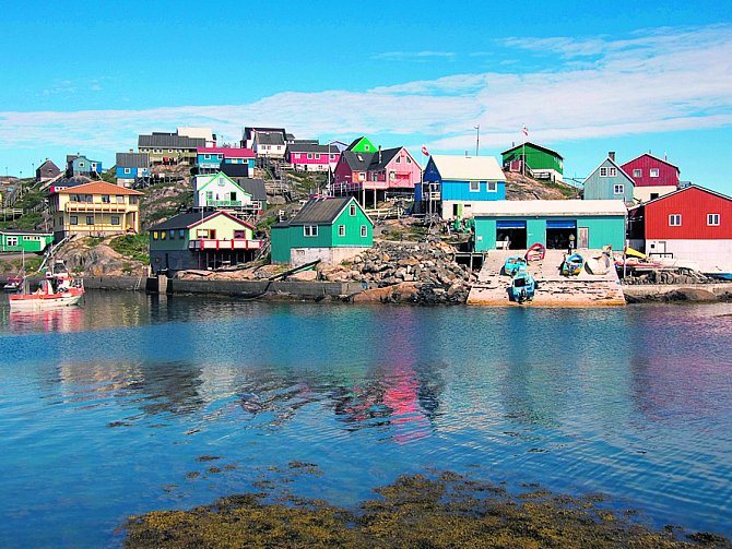 Grónsko září barvami nejenom v létě. Na snímku přístav Maniitsoq.