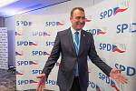 Prvním politikem SPD, který v okamžiku povolebního sčítání hlasů předstoupil před novináře, byl místopředseda strany Radim Fiala. Do presscentra nastoupil s neskrývaným optimismem.