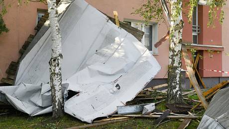 Silný vítr strhl plechovou střechu z obytného domu a poškodil několik aut v Šimerově ulici v Plzni na Borech