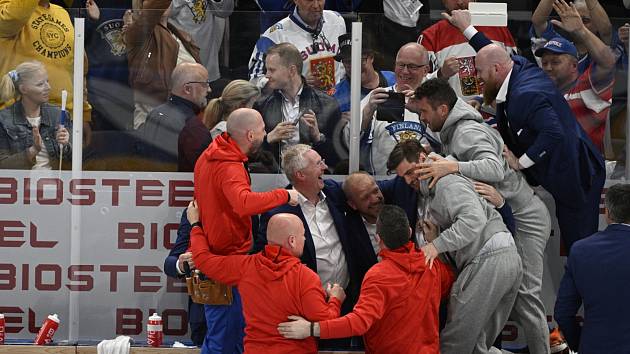 Čeští hokejisté slaví po deseti letech bronz.