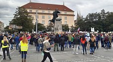 Několik stovek odpůrců vládních opatření proti šíření koronaviru se 27.září 2020 sešlo na pražském Palackého náměstí. Kritizovali zejména premiéra Andreje Babiše (ANO) a ministra zdravotnictví Romana Prymulu (za ANO).