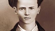 Pavlík Morozov (14. listopadu 1918 – 3. září 1932), sovětský pionýr hrdina, píše se na Wikipedii v popisku k této fotografii. Kult Pavlíka Morozova je podle všeho v Rusku dodnes živý