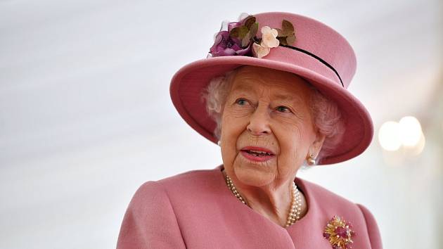 Královna Alžběta měla se svými zaměstnanci nadstandardní vztahy. Většina z nich u ní pracovala dlouhá léta. 