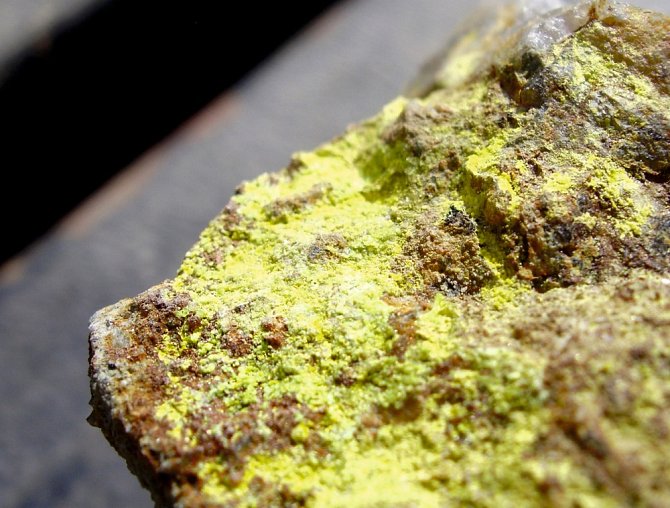 Minerál s obsahem radioaktivního uranu - Ilustrační foto
