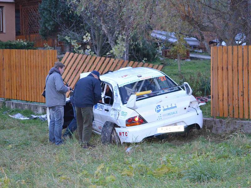 Místo havárie při Autogames Rallye závodech u Lopeníku, kde zemřely čtyři dívky.