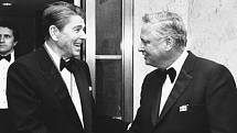 Barron Hilton (vpravo) na snímku s bývalým americkým prezidentem Ronaldem Reaganem