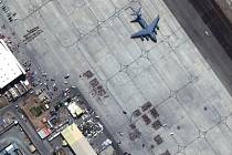 Satelitní snímek plochy mezinárodního letiště v Kábulu, kde 23. srpna 2021 pokračovaly evekuace
