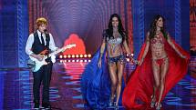Ed Sheeran nemá rád jen hudbu a fotbal: v minulosti dorazil na módní přehlídku Victoria Secret