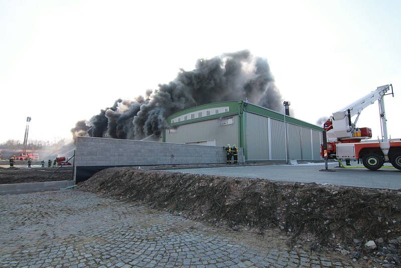 Požári v bývalém areálu mrazíren v Mochově na Praze-východ.