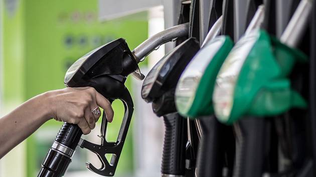 Od června začne platit vládní opatření, které snižuje spotřební daň na benzin a naftu o půldruhé koruny. Ilustrační foto.