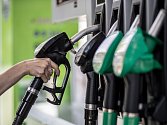 Od června začne platit vládní opatření, které snižuje spotřební daň na benzin a naftu o půldruhé koruny. Ilustrační foto.