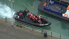 Uprchlíci se snaží do Velké Británie doplout na malých člunech přes Lamanšský průliv