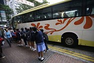 Školáci u autobusu v Hongkongu. Ilustrační snímek