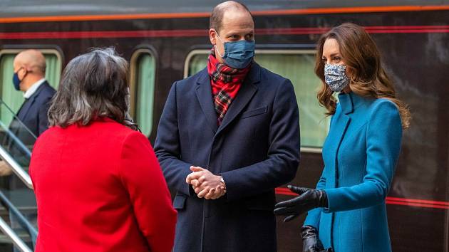 William a Kate, vévoda a vévodkyně z Cambridge, dorazili v rámci vlakového turné na nádraží Edinburgh Waverley ve Skotsku, na začátku svého prvního celého dne cesty po Velké Británii.