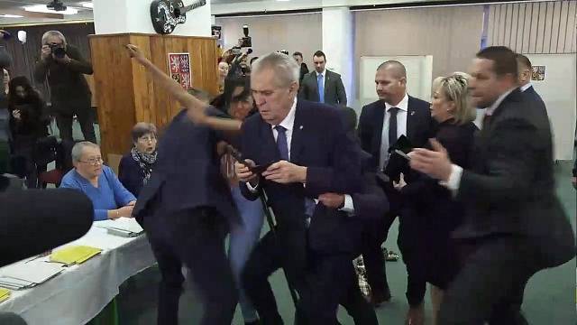 Útok ženy na Miloše Zemana ve volební místnosti