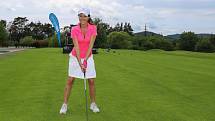 Jana Doležalová dorazila na golfové hřiště Royal Beroun Golf Club, kde poměřila síly s dalšími golfisty. 