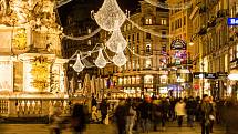 Vánoční Vídeň se po setmění halí do tónů zlaté. Město již tradičně okouzluje návštěvníky bohatou světelnou vánoční výzdobou.