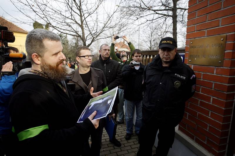 Před řeckou ambasádou v Praze demonstrovalo na podporu dvou Čechů zadržených v zemi kvůli údajné špionáži asi 150 lidí. Organizátoři protestu předali velvyslanectví petici s 21.000 podpisy požadující, aby Martin Pezlar a Ivan Buchta byli propuštěni. 