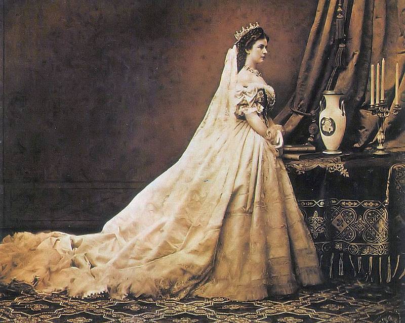 Sissi v roce 1867. Byla mimořádně krásná, kromě dlouhých vlasů na ní lidé obdivovali čistou pleť a vysokou štíhlou postavu.