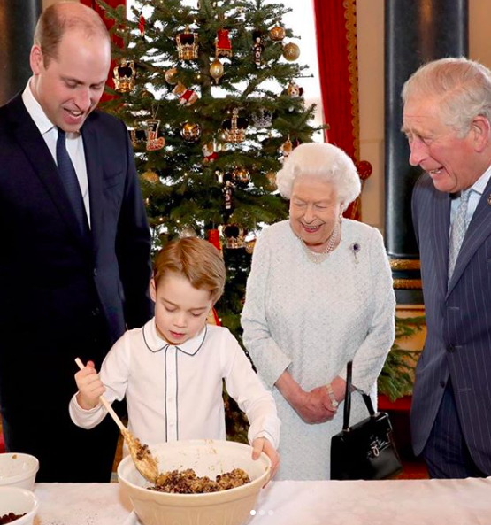 Princ William, princ George, královna Alžběta a princ Charles