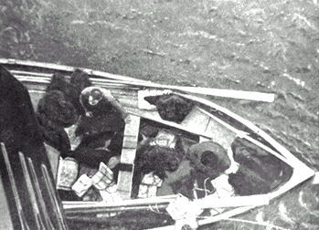 Trosečníci z člunu č. 1 z Titaniku se chystají vyšplhat po provazových žebřících na palubu Carpathie