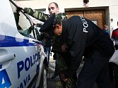 Policie zadržela muže, který v Chrastavě na Liberecku střílel z plastové pistole na prezidenta ČR Václava Klause.