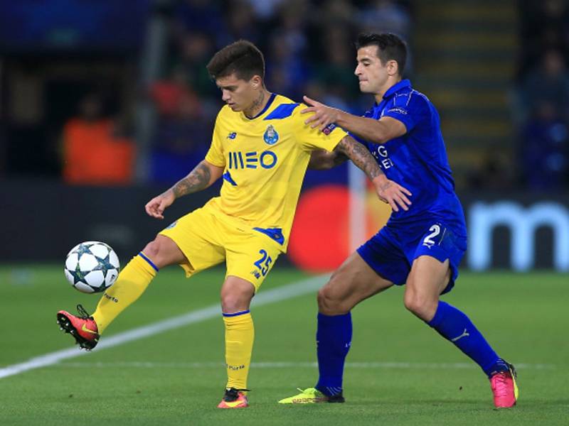 Luis Hernández z Leicesteru (vpravo) a Monteiro Otavio z FC Porto.